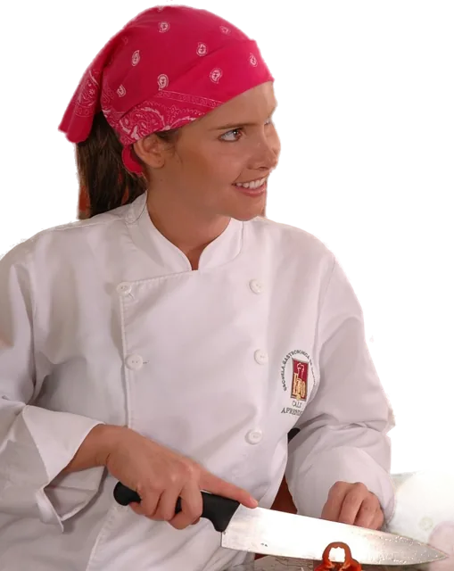 Cocinera de un restaurante en Cali picando verduras